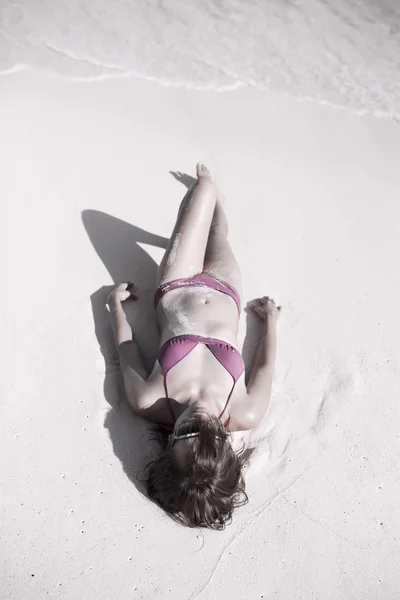 Žena relaxace na tropické pláži — Stock fotografie