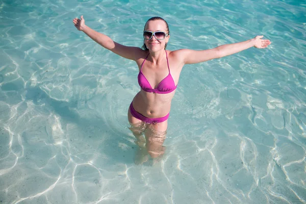 물에 행복 한 여자 — 스톡 사진