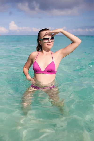 Frau im Bikini freut sich — Stockfoto