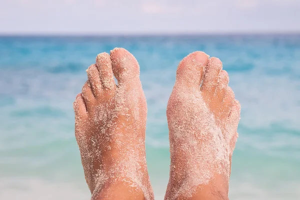 Ноги на тропическом пляже — стоковое фото