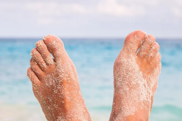 Mans nohy na pláži — Stock fotografie