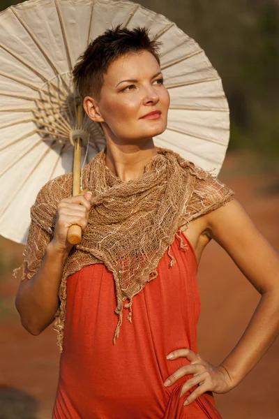Retrato de mulher com guarda-chuva de papel — Fotografia de Stock