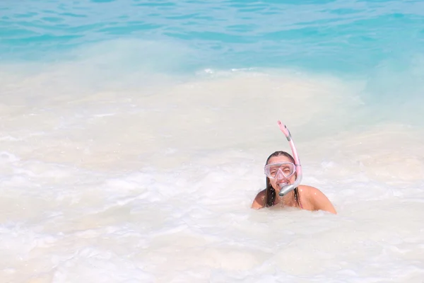 Vrouw snorkelen — Stockfoto