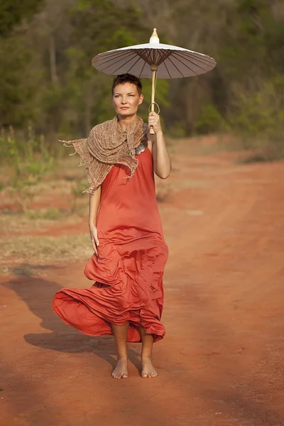 Жінка з білого паперу парасольку — стокове фото