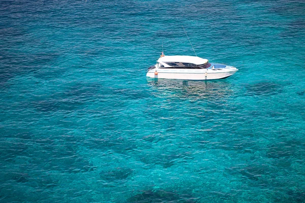 Barco no mar de coral — Fotografia de Stock