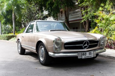 HUA HIN - DECEMBER 19: Beige Mercedes on Vintage Car Parade 2009 clipart