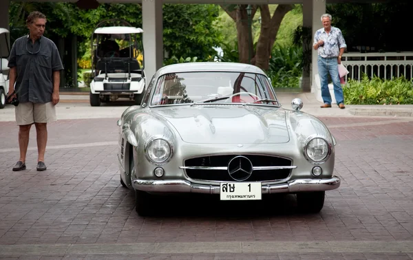HUA HIN - DECEMBER 19: Mercedes on Vintage Car Parade 2009 at So — Stock Photo, Image