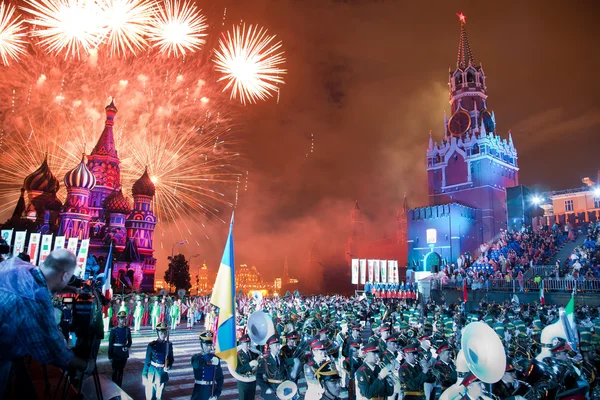 Fuochi d'artificio sulla piazza Reg, Mosca. Russia . — Foto Stock