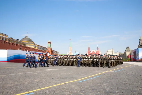 Participantes do Desfile Militar dedicado ao aniversário de 65 anos — Fotografia de Stock