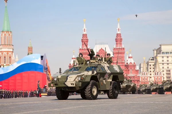 Москва - 9 травня: "дозор" розвідувально-дозорні машини — стокове фото