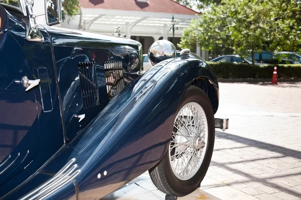 Coche retro en desfile de coches vintage —  Fotos de Stock