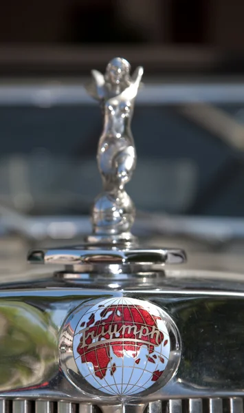 Emblema do carro no desfile de carro vintage — Fotografia de Stock