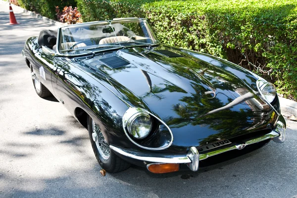 Jaguar E-Type em desfile de carro vintage — Fotografia de Stock