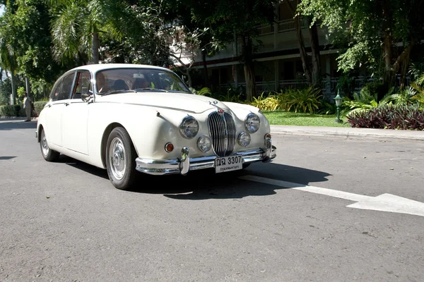 Eski model araba resmi geçit Jaguar mark II — Stok fotoğraf