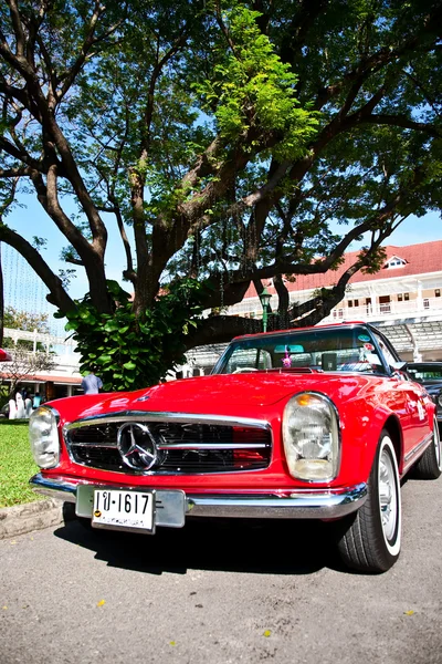 Mercedes benz sl yeni eski model araba resmi geçit — Stok fotoğraf