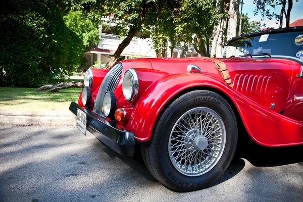 Morgan artı 8 eski model araba resmi geçit