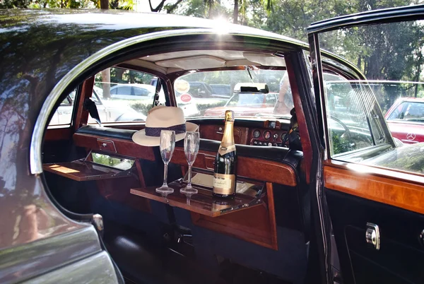Eski model araba resmi geçit arabada şampanya — Stok fotoğraf