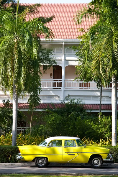 Sarı araba eski — Stok fotoğraf