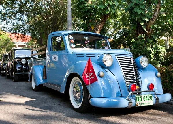 빈티지 자동차 퍼레이드에 피아트 1100 — 스톡 사진