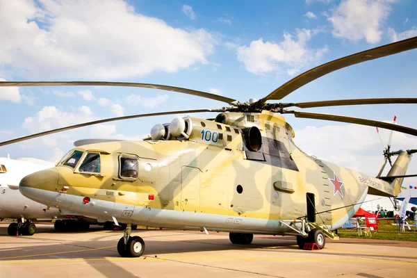 Teljesen fegyveres katonai támadás helikopter — Stock Fotó