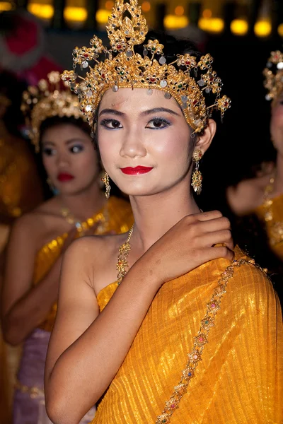 Dansare i färgglad kostym. — Stockfoto