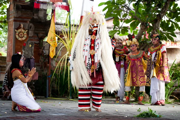 在巴龙恶魔 rangda 跳舞印度尼西亚巴厘岛 — 图库照片