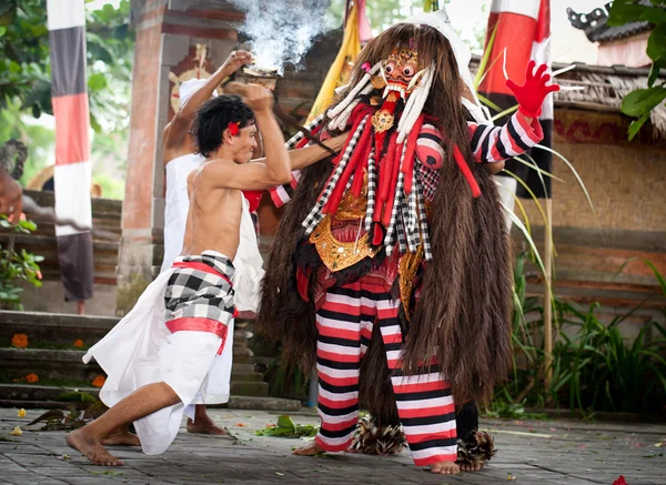Fighting with evil demon Rangda Bali Indonesia — Stock Photo, Image