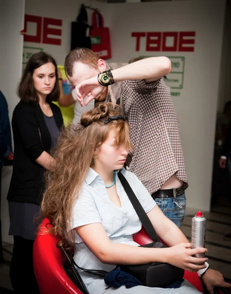 Trabalho estilista no cabelo da mulher — Fotografia de Stock