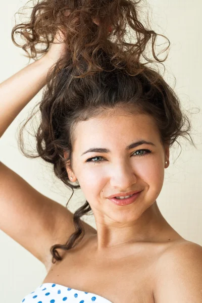 巻き毛を持つ美しい若いブルネットの肖像画 — ストック写真