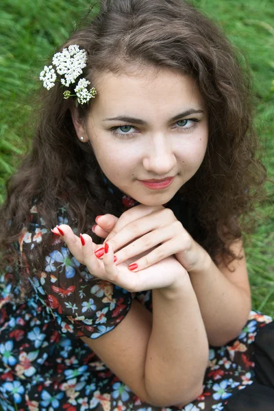 Portrait of a beautiful young brunette with flowering branches — Stock Photo, Image