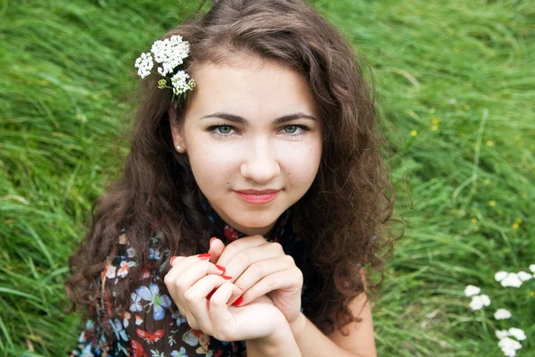 Portrét krásná mladá brunetka s kvetoucí větve — Stock fotografie