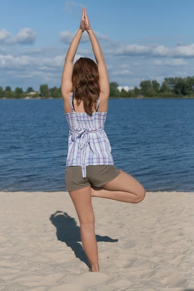 Młode piękne dziewczyny praktyki jogi na plaży — Zdjęcie stockowe