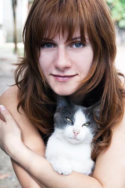 Güzel bir genç esmer ve kedi — Stok fotoğraf