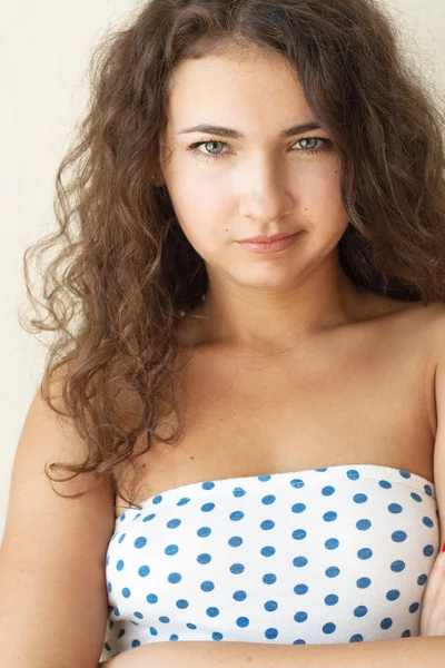 Portrét Roztomilá brunetka s krásné lokny — Stock fotografie