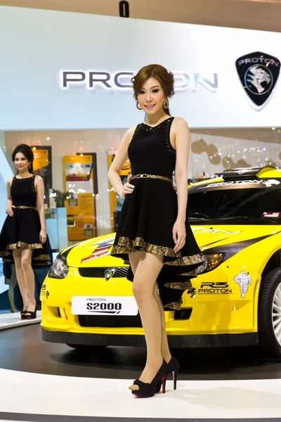 Presentadora femenina en el stand Proton —  Fotos de Stock