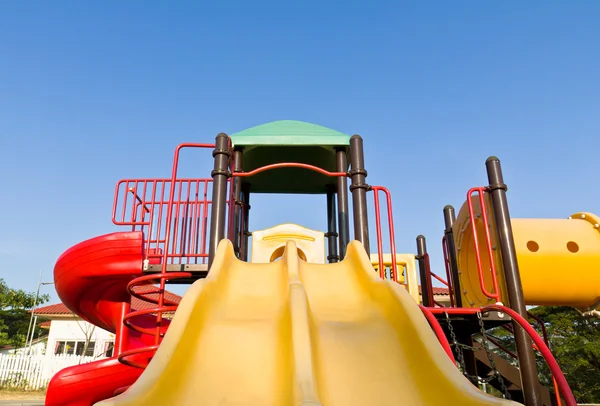 Parque infantil colorido e céu azul — Fotografia de Stock