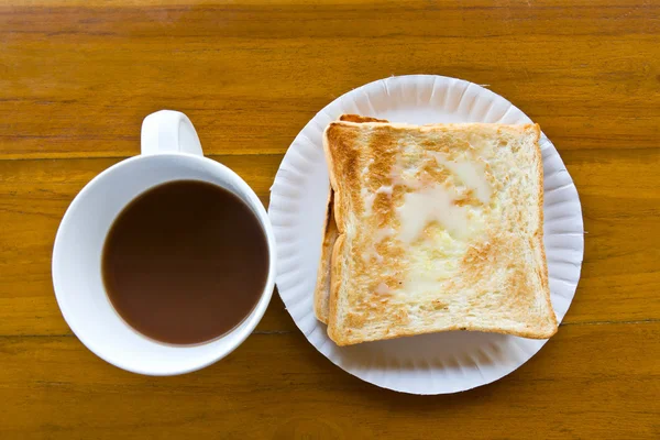 Tazza di caffè e versare il pane tostato al latte — Foto Stock