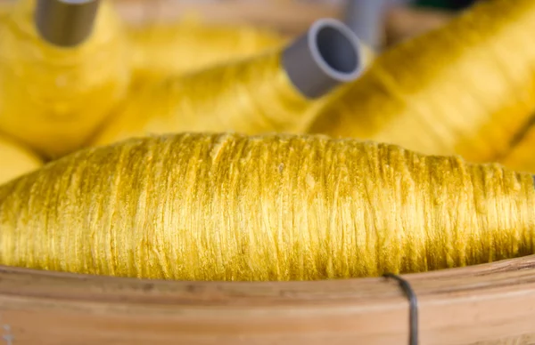 Hilos de coser color dorado — Foto de Stock