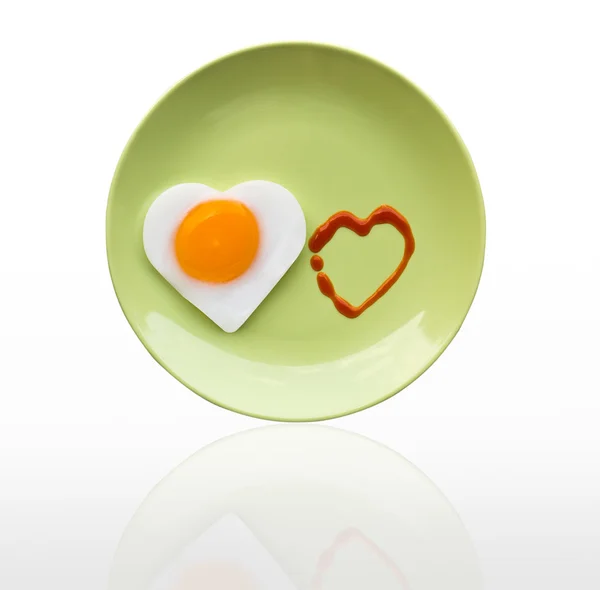 Sahanda yumurta kalp ve kaynak kalp — Stok fotoğraf