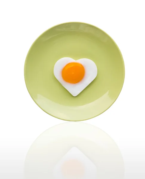 Kalp gibi kızarmış yumurta — Stok fotoğraf