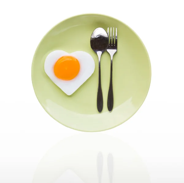 Sahanda yumurta kalp ve kaşık — Stok fotoğraf