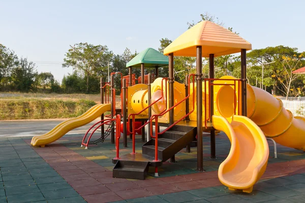 Dětské hřiště v parku — Stock fotografie