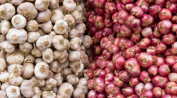 Garlic and red onions — Stock Photo, Image