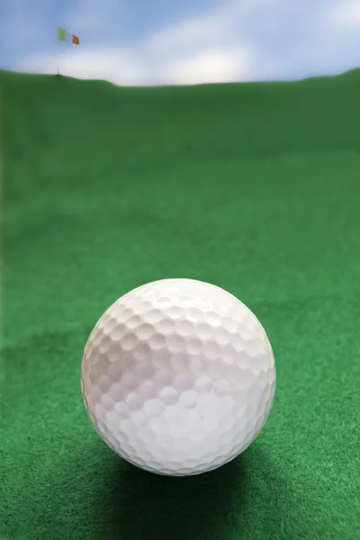 Мяч на поле для гольфа — стоковое фото