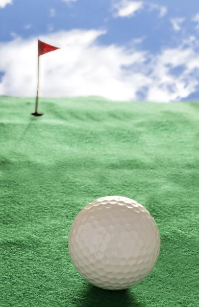 Labdát a golfpálya — Stock Fotó