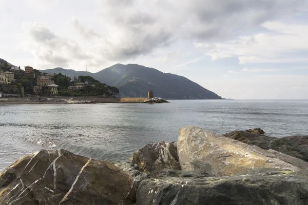 Pohled z pláže recco, malé město v liguria, Itálie — Stock fotografie