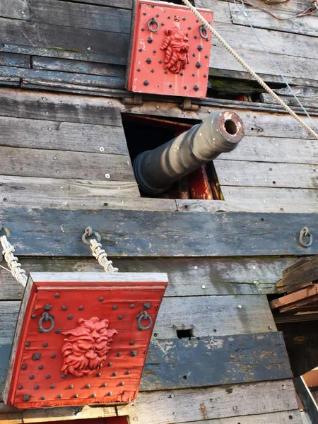 Kanon op het galjoen — Stockfoto