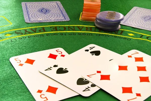 Karty pokerowe i żetony — Zdjęcie stockowe
