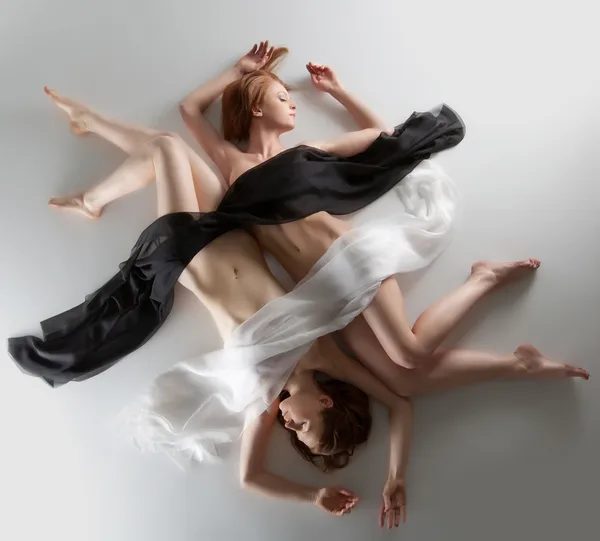 Skönhet naken kvinna yin yang position — Stockfoto