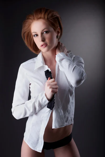 Сексуальный портрет молодой женщины в модной рубашке — стоковое фото